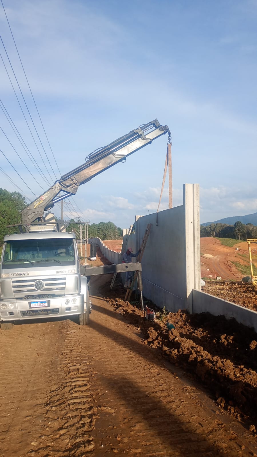 Perímetro de obra com múltiplos sistemas de fechamento industrializado